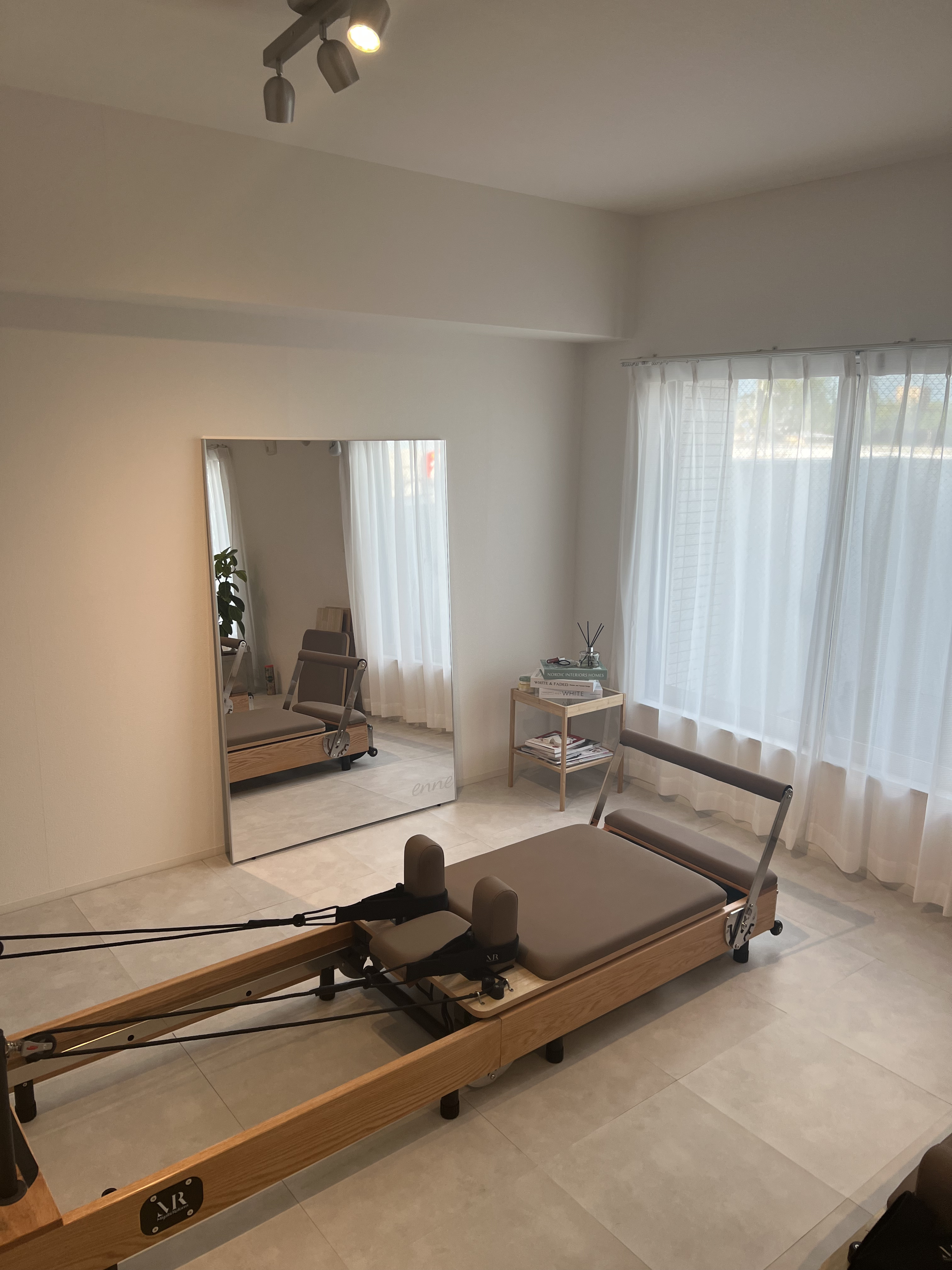 自然光が入るPilates enneのスタジオとリフォーマー